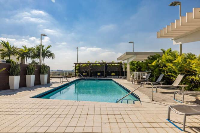 Vice - Midtown Pool And Parking